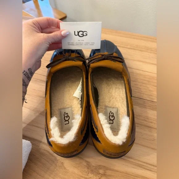 New UGG Haylie Women's Navy Patent and Chestnut shearling rain shoes - Picture 4 of 5